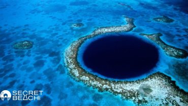 The great blue hole in Belize